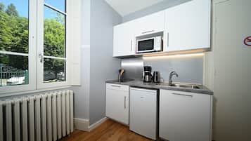 Fridge, microwave, stovetop, coffee/tea maker