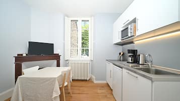 Fridge, microwave, stovetop, coffee/tea maker