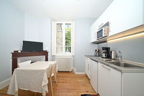 Fridge, microwave, stovetop, coffee/tea maker - Apartment 'Les Téchous' with Mountain View, Shared Garden and Wi-Fi (Bagnères de Luchon)