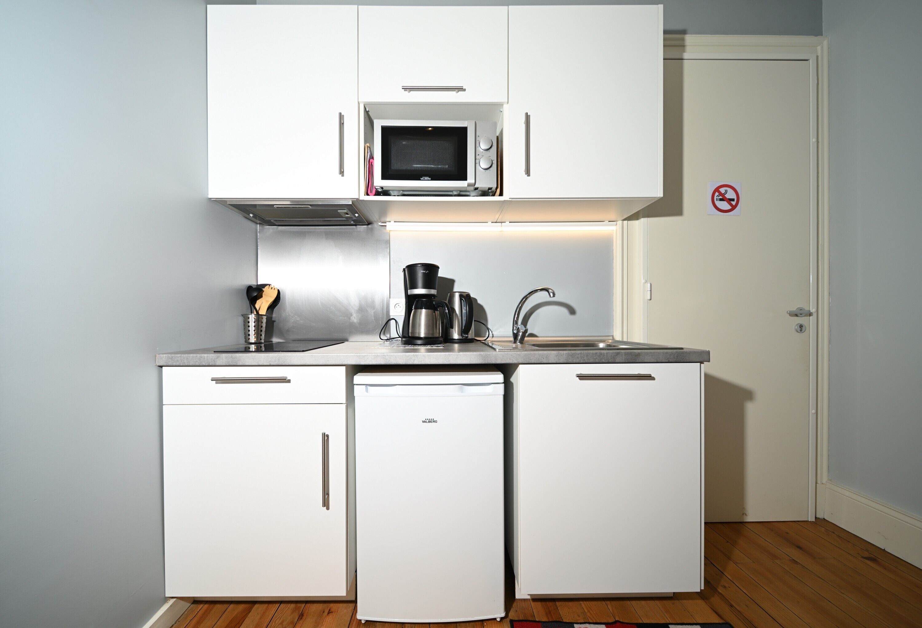 Fridge, microwave, stovetop, coffee/tea maker