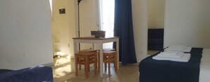 1 slaapkamer, een strijkplank/strijkijzer, gratis wifi, beddengoed