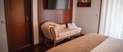 5 bedrooms, free WiFi, bed sheets