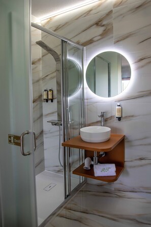 Een douche, een haardroger, handdoeken