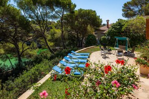 Property grounds - Villa 'Ca Ses Mestres' with Sea View, Private Terrace and Wi-Fi (Santanyí)