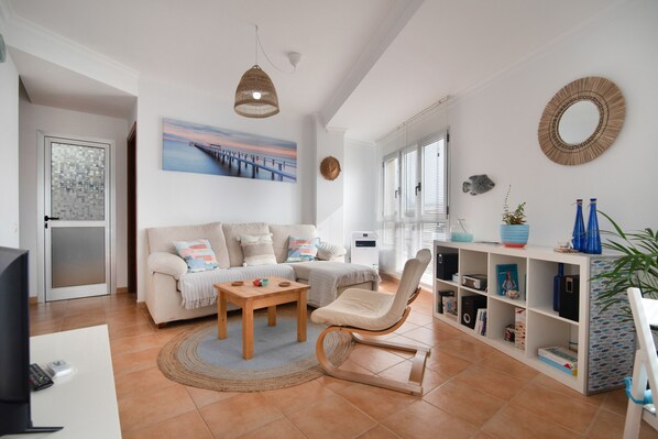 TV, stereo - Vacation Apartment 'Ap Jarea Playa Sardina' with Shared Pool, Balcony and Wi-Fi (Playa de Sardina)