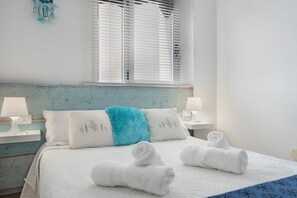 2 bedrooms, iron/ironing board, free WiFi, bed sheets - Vacation Apartment 'Ap Jarea Playa Sardina' with Shared Pool, Balcony and Wi-Fi (Playa de Sardina)