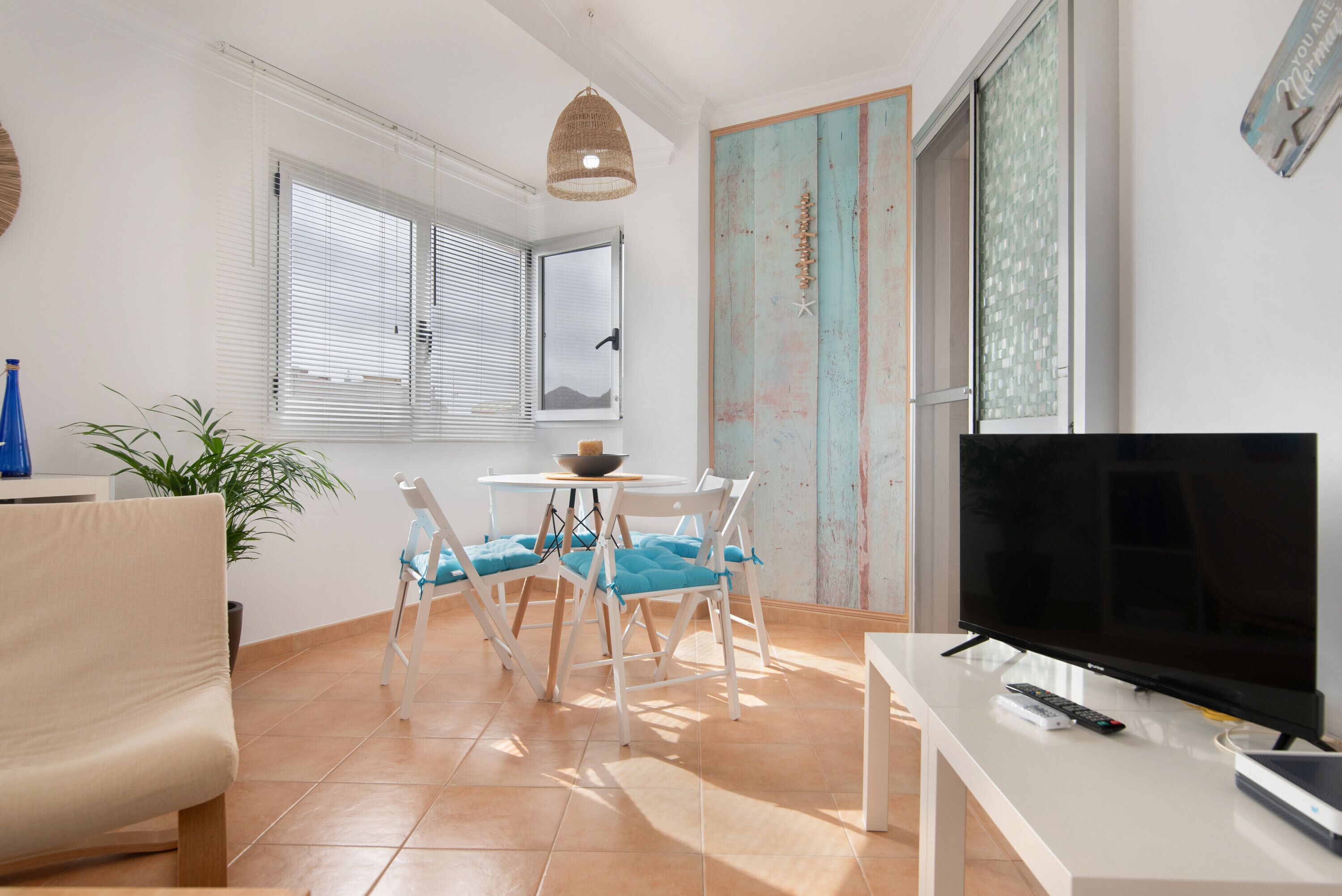 Een televisie en een stereo