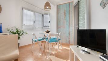 Una televisión, un reproductor estéreo