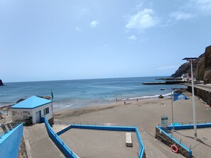 Beach nearby - Vacation Apartment 'Ap Jarea Playa Sardina' with Shared Pool, Balcony and Wi-Fi (Playa de Sardina)