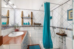 Douche, sèche-cheveux, serviettes fournies