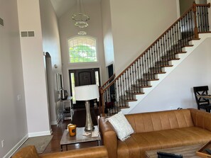 Smart TV, fireplace, computer monitors, printers - 4,000+ sq. foot house on a quiet cul-de-sac about 15 minutes from ND campus! (South Bend)
