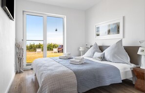 2 quartos, ferros/tábuas de passar roupa, berço de viagem