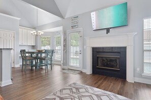 Dining - Delightful 4-bedroom house with AC and WiFi in Destin (Destin)