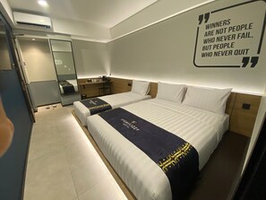 Schreibtisch, laptopgeeigneter Arbeitsplatz, kostenloses WLAN