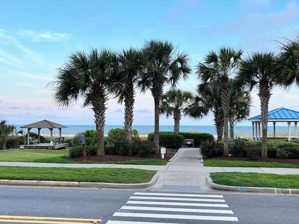 Property grounds - Cozy 2-bedroom condo with AC and WiFi in charming Myrtle Beach! (Myrtle Beach)
