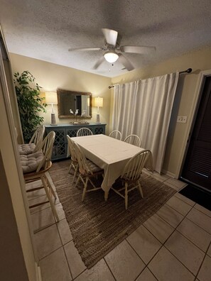 Dining - Cozy 2-bedroom condo with AC and WiFi in charming Myrtle Beach! (Myrtle Beach)