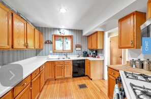 Fridge, microwave, oven, stovetop - Home in Hobart - Roxbury Near Skiing and Weddings. (Hobart)