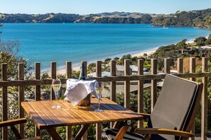 Outdoor dining - Wavesong by Stay Waiheke (Waiheke Island)