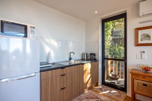 Een koelkast, een microgolfoven, een koffiezetapparaat/waterkoker