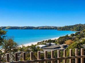 Beach - Wavesong - Private Spa Unit Above Onetangi (Waiheke Island)