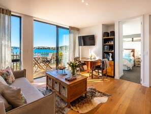 1 bedroom, iron/ironing board, WiFi, bed sheets - Wavesong - Private Spa Unit Above Onetangi (Waiheke Island)