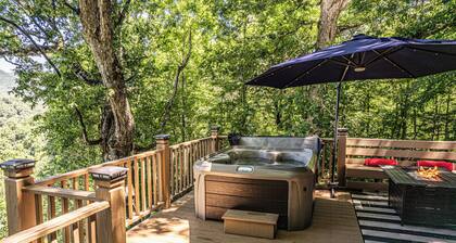 Stunning View! Hot Tub, Grill, Fire Table, Wi-Fi!