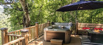 Stunning View! Hot Tub, Grill, Fire Table, Wi-Fi!