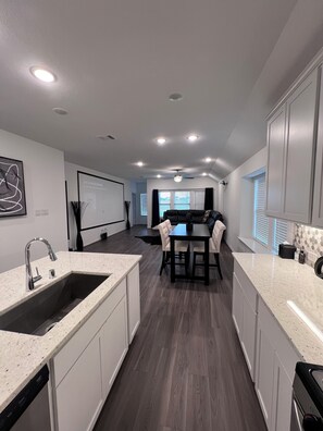 Interior - Relax, and Reset: Cozy 4 bedroom & 3 full baths with WiFi, AC in enjoyable Katy (Katy)