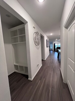 Interior - Relax, and Reset: Cozy 4 bedroom & 3 full baths with WiFi, AC in enjoyable Katy (Katy)