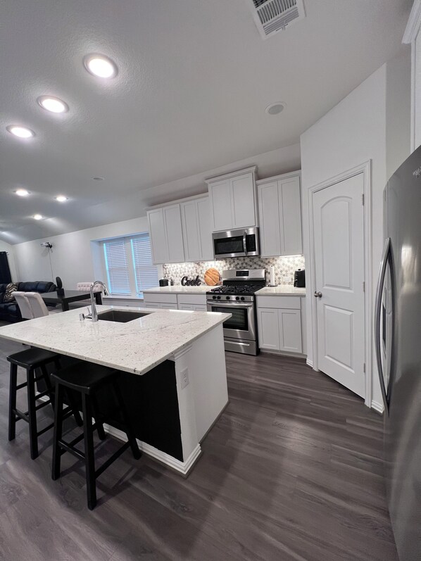 Microwave, oven, stovetop, dishwasher - Relax, and Reset: Cozy 4 bedroom & 3 full baths with WiFi, AC in enjoyable Katy (Katy)