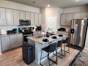 Fridge, microwave, oven, stovetop - Family Friendly Home (Georgetown)