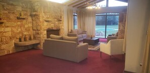 Coin salon dans le hall