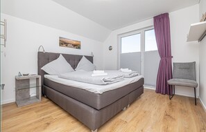 2 makuuhuonetta, tallelokero huoneessa, silitysrauta/-lauta