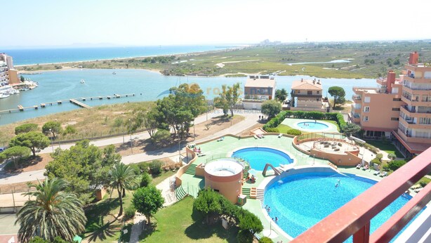 Ein Resort mit mehreren Schwimmbecken, einem Hafen und Blick aufs Meer.