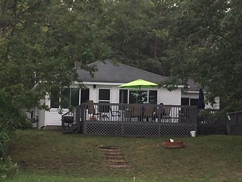 Lakefront two bedroom cottage with Wifi  and Ac on enchanting Idlewild Lake