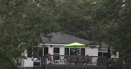 Lakefront two bedroom cottage with Wifi and Ac on enchanting Idlewild Lake