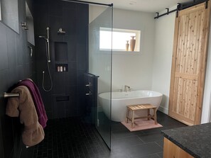 Shower, hair dryer, towels, soap - Charming 3-bedroom house with WiFi in Nampa. (Nampa)