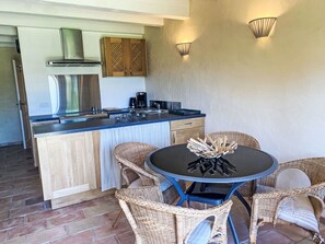 Fridge, oven, dishwasher, cookware/dishes/utensils
