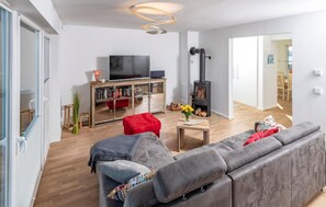 TV, fireplace, stereo