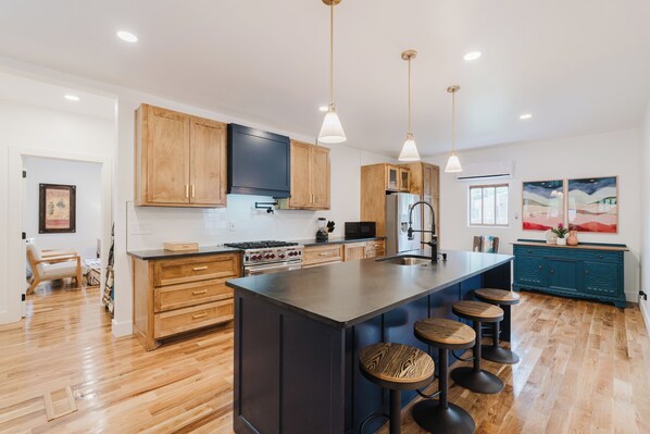 Refrigerador, microondas, horno, placa de cocina