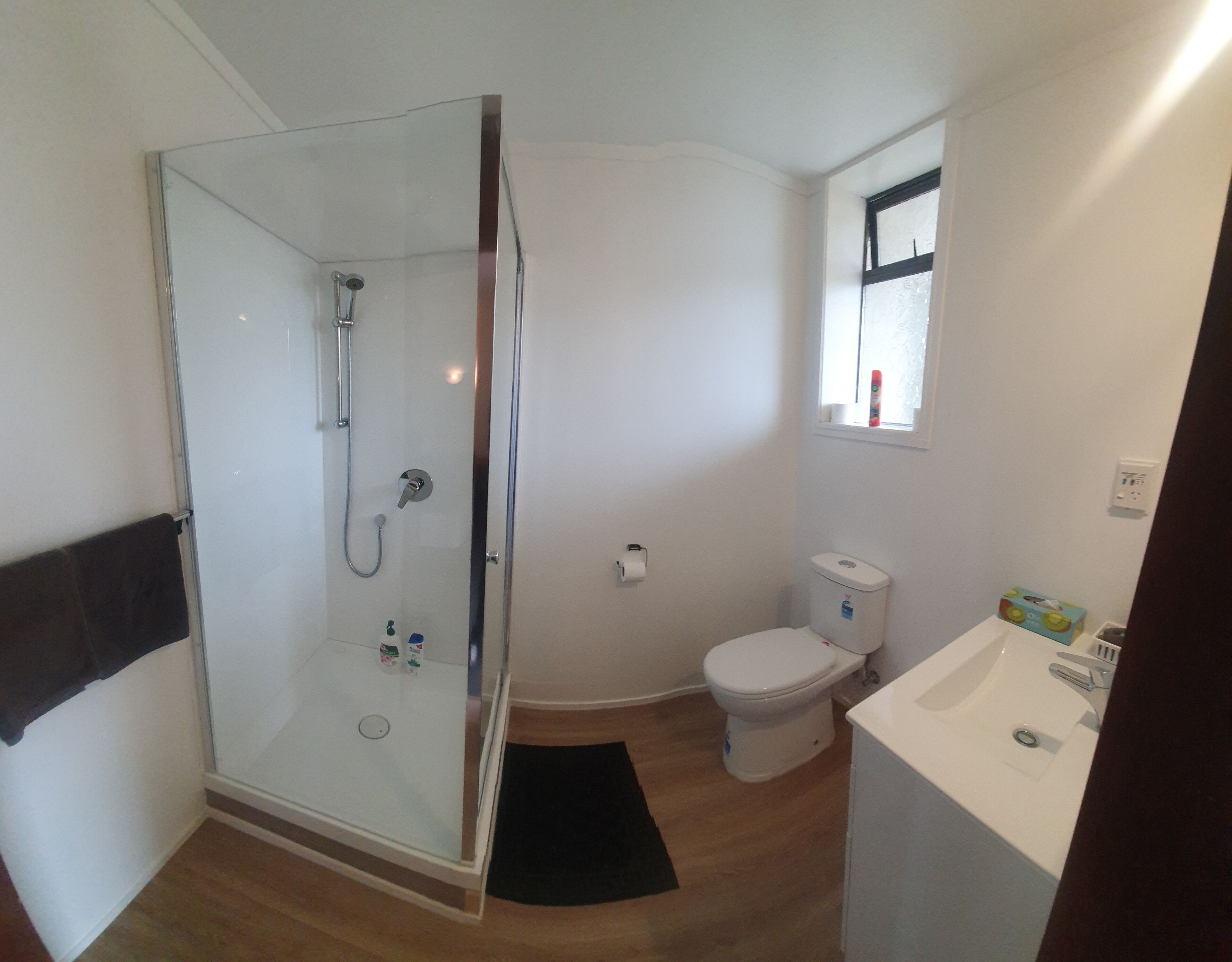 Eenvoudige eenpersoonskamer, 1 slaapkamer, niet-roken, uitzicht op zee | Badkamer | Een douche, gratis toiletartikelen, een haardroger, handdoeken