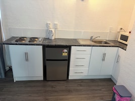 Suite estudio básica | Cocina privada | Cafetera o tetera, frigorífico pequeño, microondas y placa de cocina