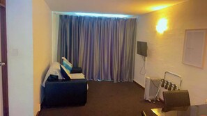 Chambre Double | Coin séjour | Télévision à écran plat