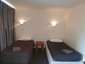 Chambre Simple, 1 chambre, non-fumeurs, vue mer | Fer et planche à repasser, Wi-Fi gratuit, draps fournis