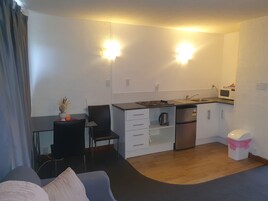 Quarto solteiro básico, 1 quarto, para não fumantes, vista para o mar | Cozinha privada | Frigobar, micro-ondas, cooktop, cafeteira/chaleira