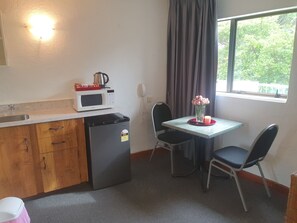 Studiosvit Basic | Eget kök | Minikylskåp, mikrovågsugn, spishäll och kaffe- och tebryggare