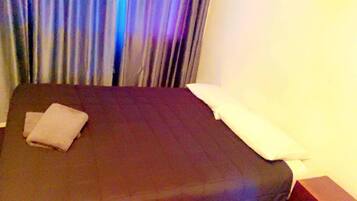Tabla de planchar con plancha, wifi gratis y ropa de cama