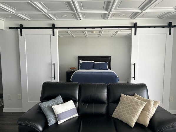 1 habitación, escritorio, tabla de planchar con plancha y cuna de viaje