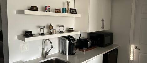 Frigorifero, microonde, macchina per tè/caffè, tostapane