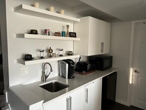 Refrigerador, microondas, cafetera y tetera y tostadora